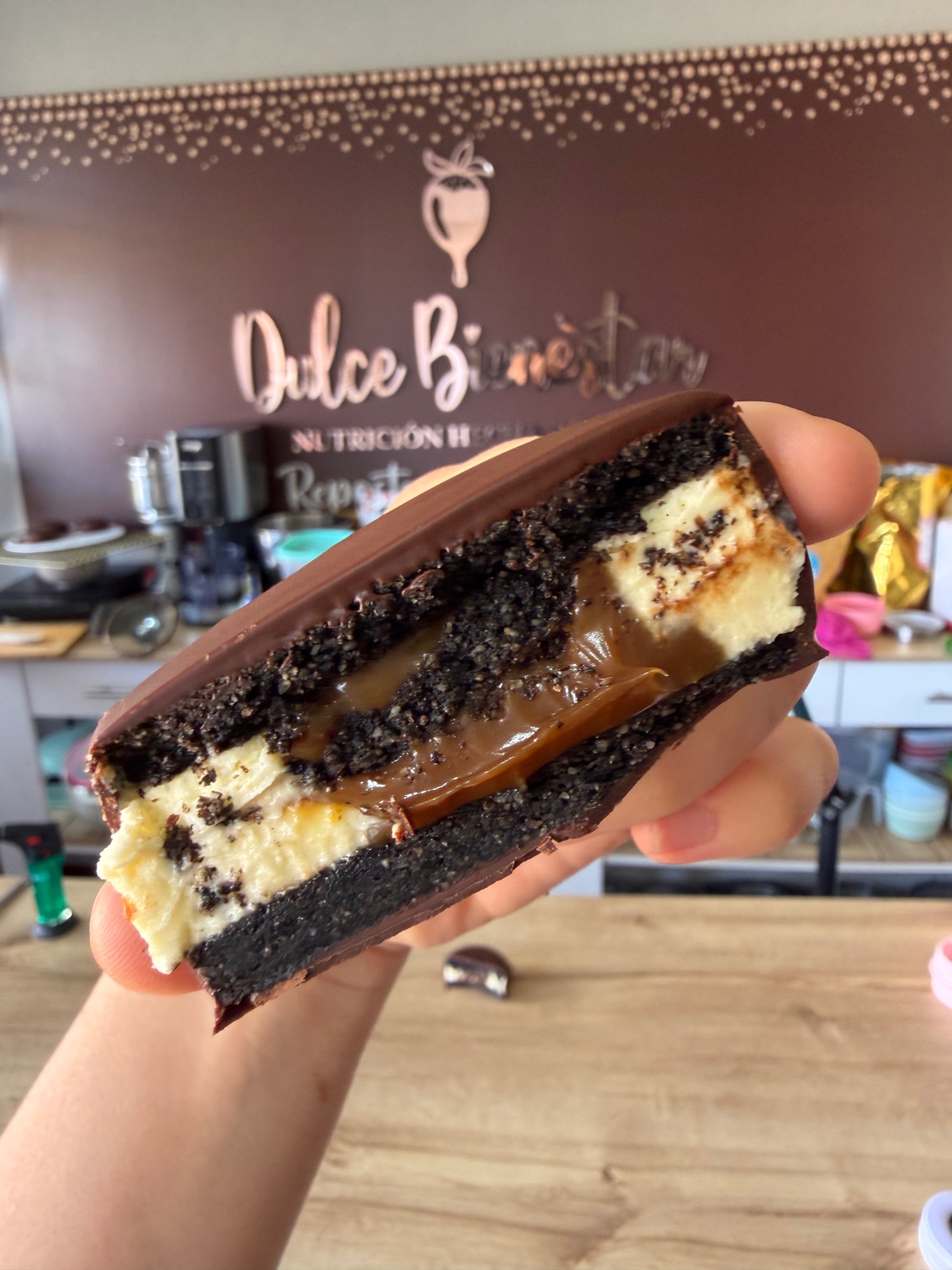 Alfajor de Oreo keto con relleno cremoso