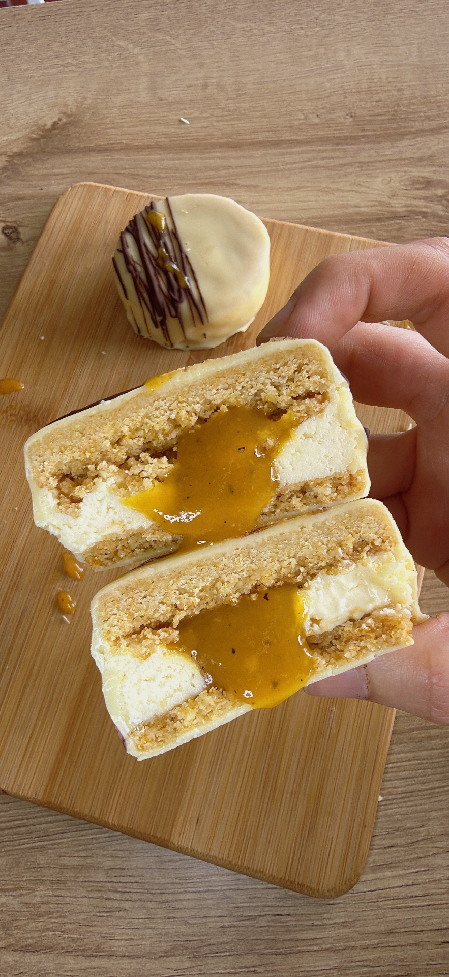 Alfajor de maracuyá saludable con chocolate blanco y relleno cremoso