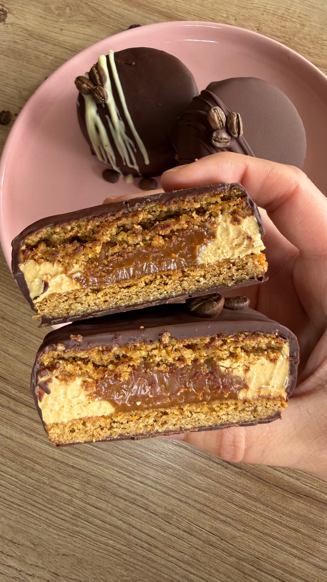 Alfajor de café keto con relleno de dulce de leche y baño de chocolate