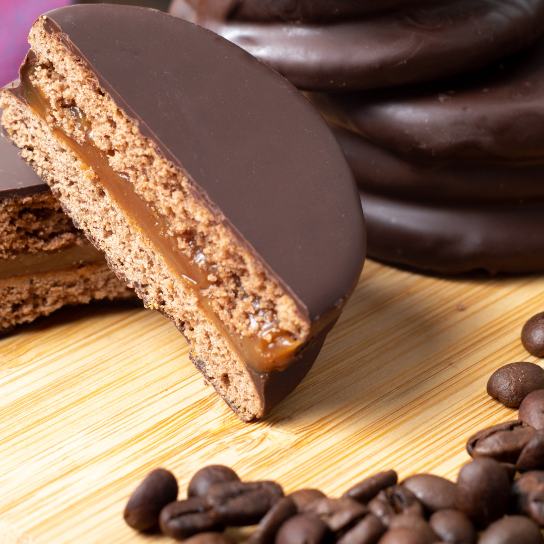 Alfajor de café keto con relleno de dulce de leche y baño de chocolate