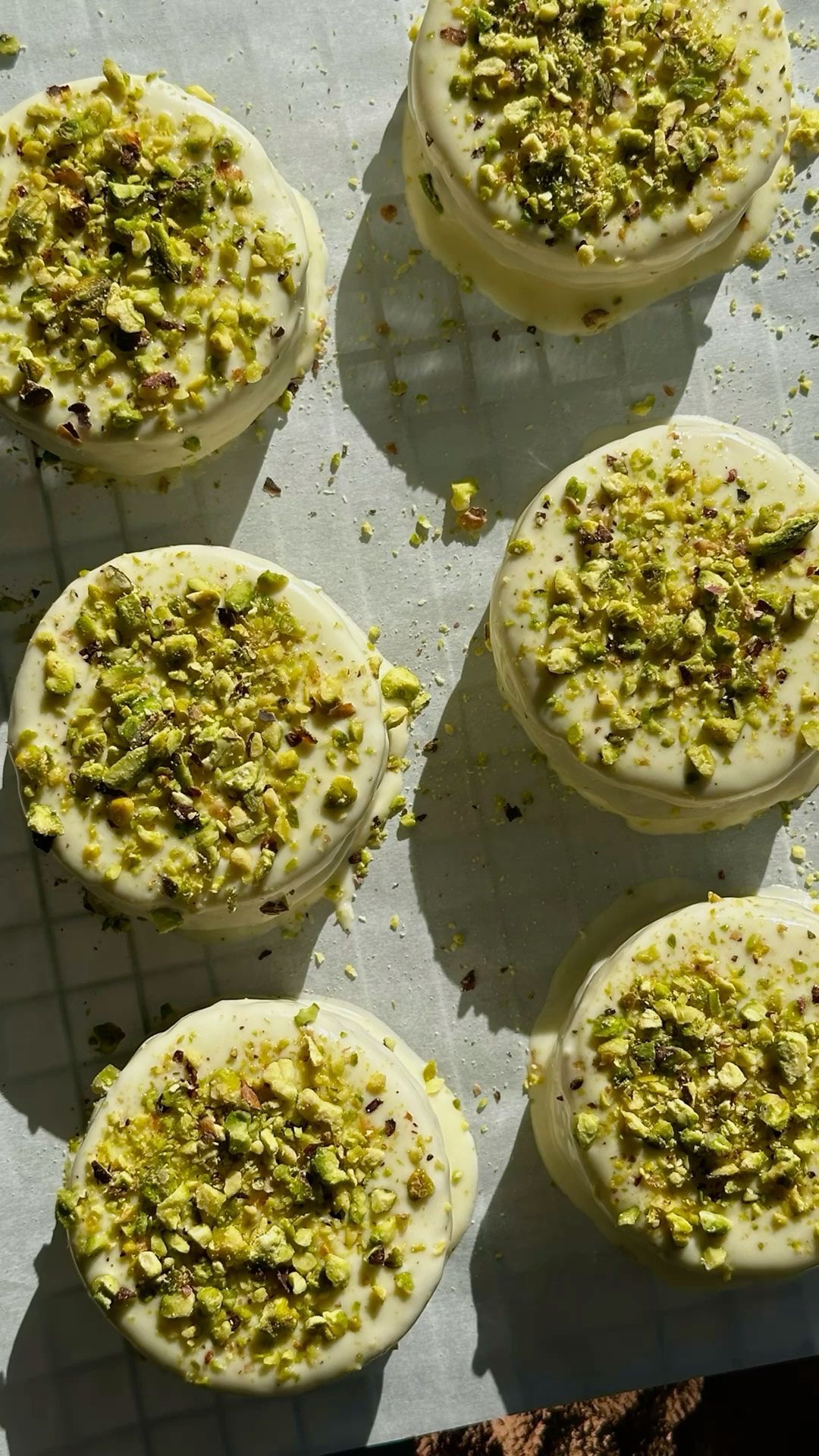 Alfajor de pistacho keto con pistachos triturados