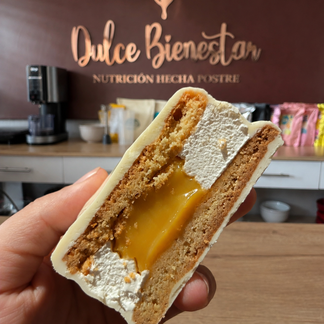Alfajor de maracuyá saludable con chocolate blanco y relleno cremoso